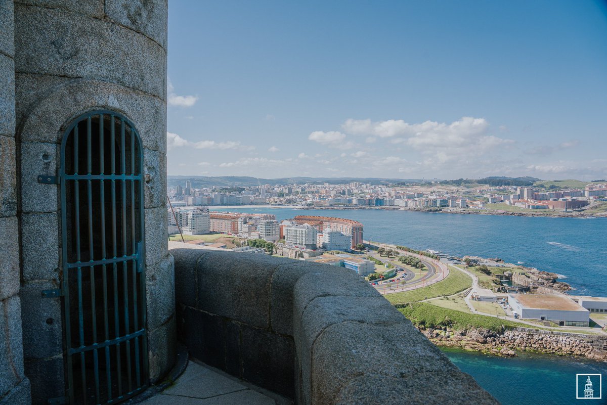 torrehercules's tweet photo. 🌞 Con días así, non hai mellor plan que subir á Torre de Hércules e contemplar A Coruña desde o máis alto. https://t.co/OgBITN992C