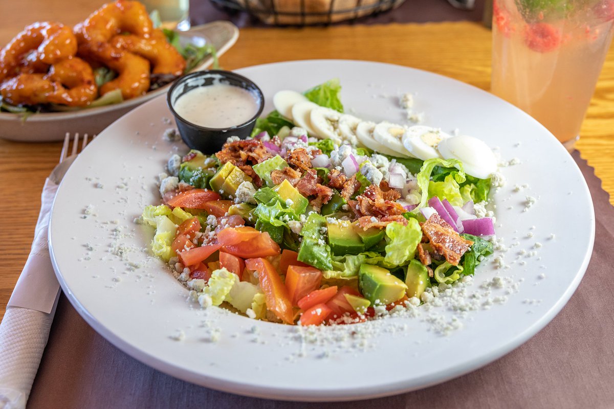 ReillysPubGL's tweet photo. Can't stop craving Green Lake Cobb* 🥑 A popular pick at Reilly's Pub, it stacks crisp romaine with avocado, diced tomatoes, red onions, crumbled bacon, hard boiled egg &amp; blue cheese crumbles for a fresh, satisfying bite. 😋 #ReillysPub #GreenLakeCobb #SaladLovers https://t.co/Jceb4GMrBK