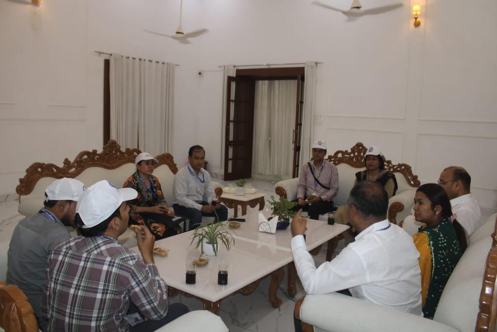 DmMeerut's tweet photo. जनगणना 2027 के अंतर्गत जिलाधिकारी आवास का हाउस लिस्टिंग/मकान सूचीकरण कार्य संपन्न, जनगणना कार्य में लगे प्रगणक, सुपरवाइजर एवं जनगणना अधिकारियों को जिलाधिकारी द्वारा सम्मानित  किया गया l
@ChiefSecyUP
@CensusIndia2027 
@UPGovt 
@InfoDeptUP 
@CMOfficeUP https://t.co/H8k4D0i1Y1