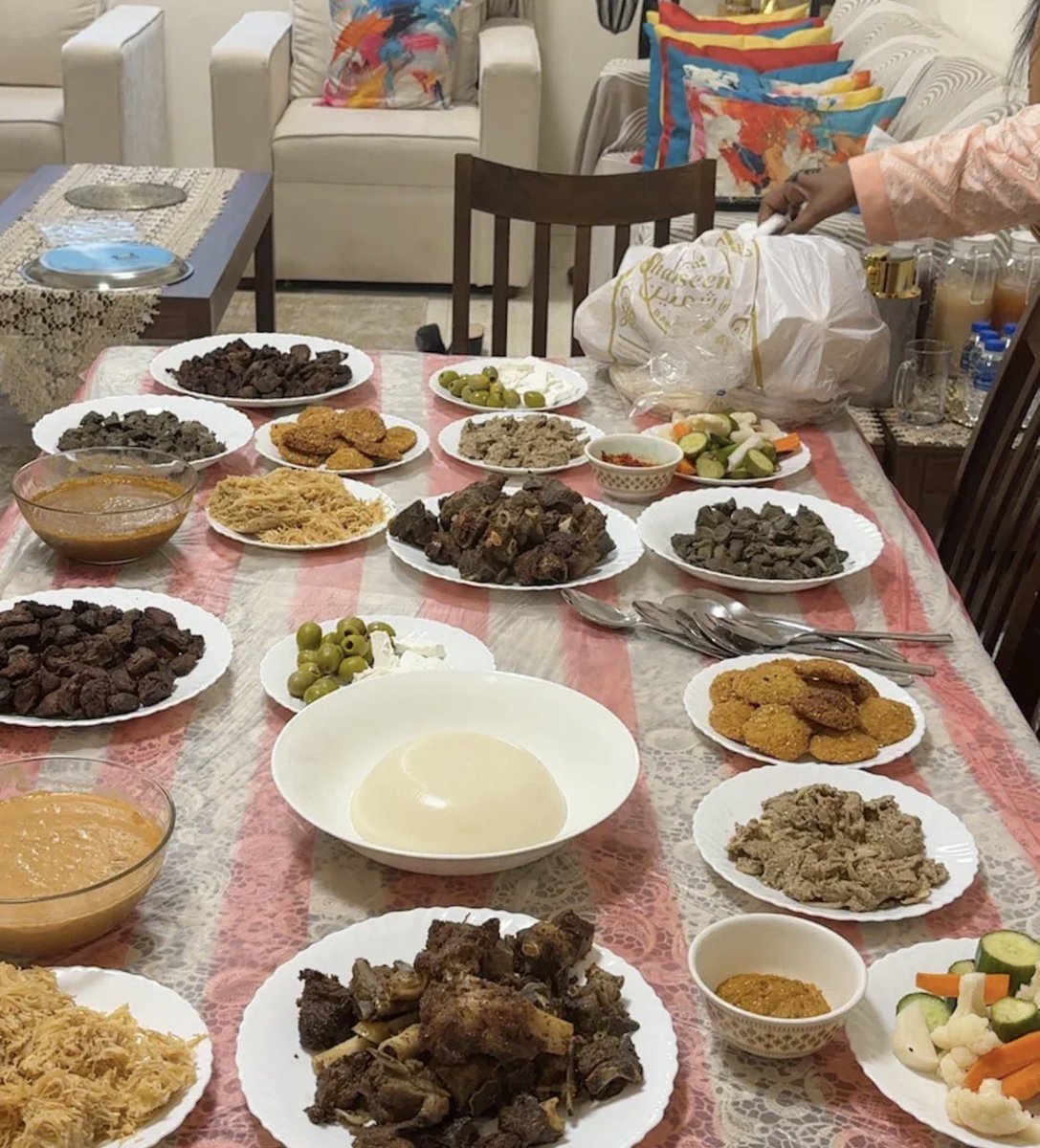 Fatimo_99's tweet photo. حمدلله أكلنا الشربوت وشربنا اللحمة https://t.co/fKu8z9JF4y