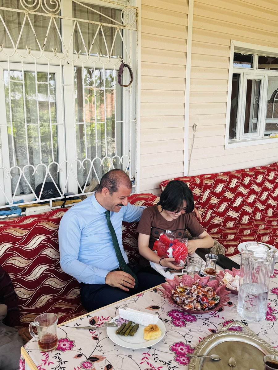 akorenkaymakam's tweet photo. 📍Şehit Ailesine Bayram Ziyareti

✅ Kaymakamımız Sn. İsa BERTAN, Orhaniye Mahallesi’nde ikamet eden Şehidimiz Bayram TEKİN’in kıymetli babası Sn. Servet TEKİN’i ziyaret ederek Kurban Bayramı’nı kutladı. https://t.co/T4SwIgT9Yy