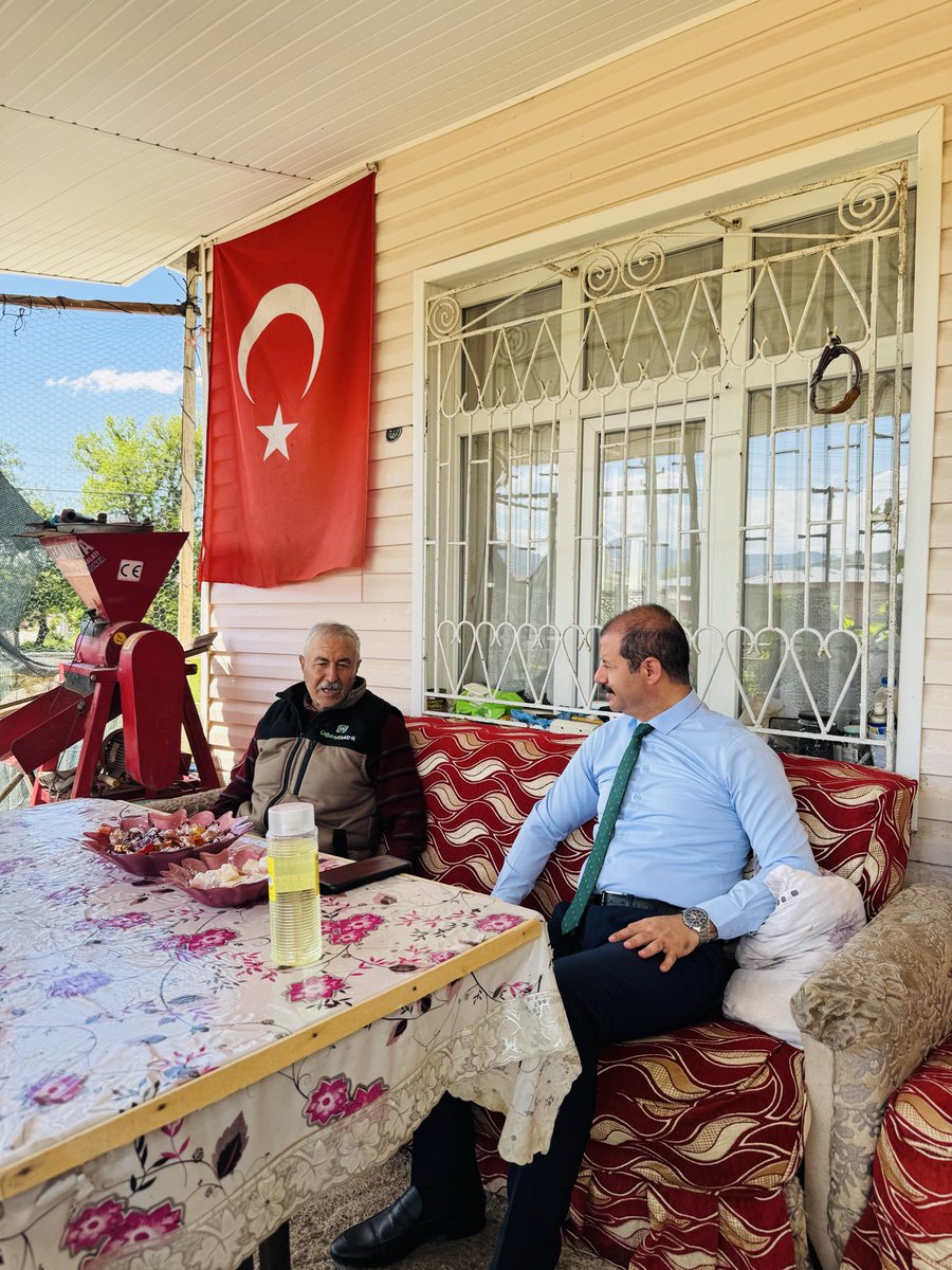akorenkaymakam's tweet photo. 📍Şehit Ailesine Bayram Ziyareti

✅ Kaymakamımız Sn. İsa BERTAN, Orhaniye Mahallesi’nde ikamet eden Şehidimiz Bayram TEKİN’in kıymetli babası Sn. Servet TEKİN’i ziyaret ederek Kurban Bayramı’nı kutladı. https://t.co/T4SwIgT9Yy