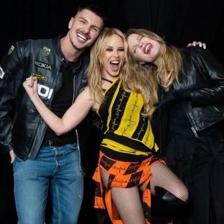 luisasonzabrs's tweet photo. Luísa Sonza esteve presente no documentário de Kylie Minogue para a Netflix, intitulado Kylie: Tension Tour Live. https://t.co/zalWbe8waP