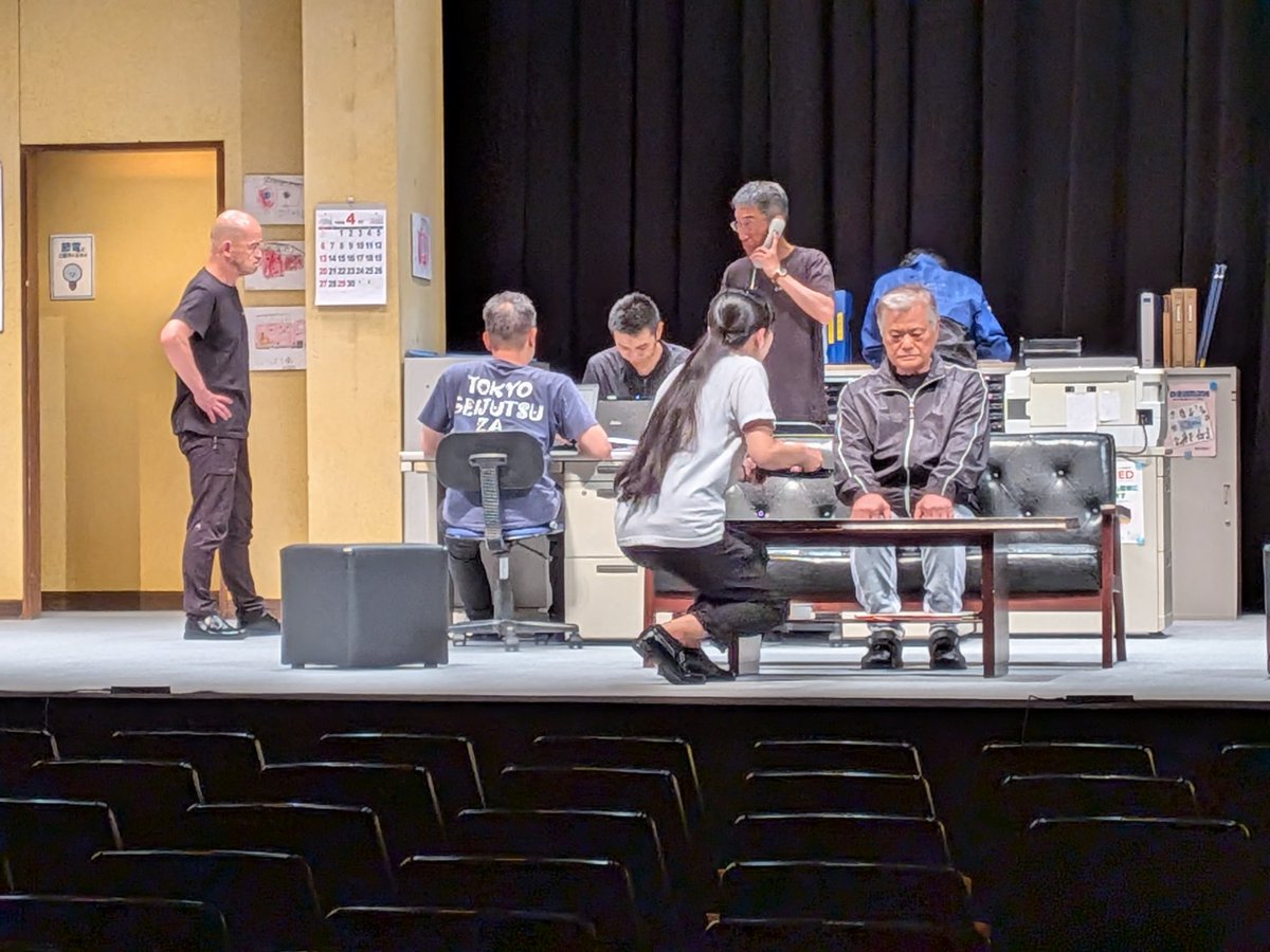 tokyogeijutsuza's tweet photo. 『おんやりょう』班
本日は高知市民劇場の皆さんとの例会。
すてきな時間と空間の共有が出来ました😆
四国公演千穐楽、無事に終えました。
写真は場あたりから。 https://t.co/eBBeZ3FhCx