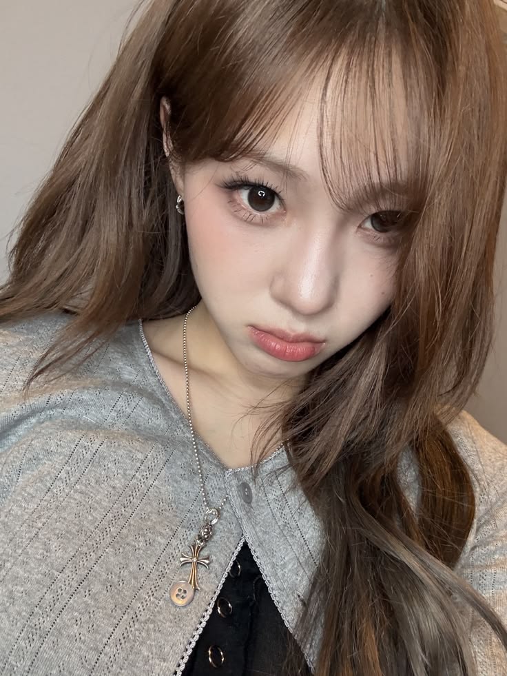 chocoofox's tweet photo. older bf                                       younger gf https://t.co/75UJvyp2xp