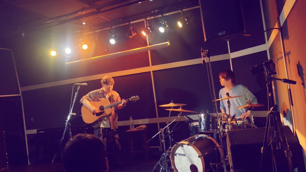 Bashoo_is_me's tweet photo. 水道橋words「synergy」
ありがとうございました！！

好きな演者ばかりで、Bashooにとってはまさにsynergyな夜🌙

そして、前に対バンしたときのファーストインプレッションから、今日もずっとカッコ良いMIKIさん(@miki_union )のサポートの山本研人(@knt_y )をちょっとお借りしまして、ほぼ即興で３曲ユニット形式でやらせて頂きました✌️

最高に楽しかった😭😭😭

本当に研人ありがとう✨天才や🤤

そして、みきねーと呼んでいる2人
加賀屋みきさん(@kg_mikiko )
福岡未希さん(@hazimarinouta10 )
どっちをどう呼んでいいのか、かわからなかった笑

定期的に対バンしてるけども、久しぶりな
山城優平さん(@yu0120hei )

2連続対バンの那須塩原から車で4時間
君島大輔さん(@Kimittyo925 )

わちゃわちゃな夜っていいね✨

次のライブは↓を見て下さいな！