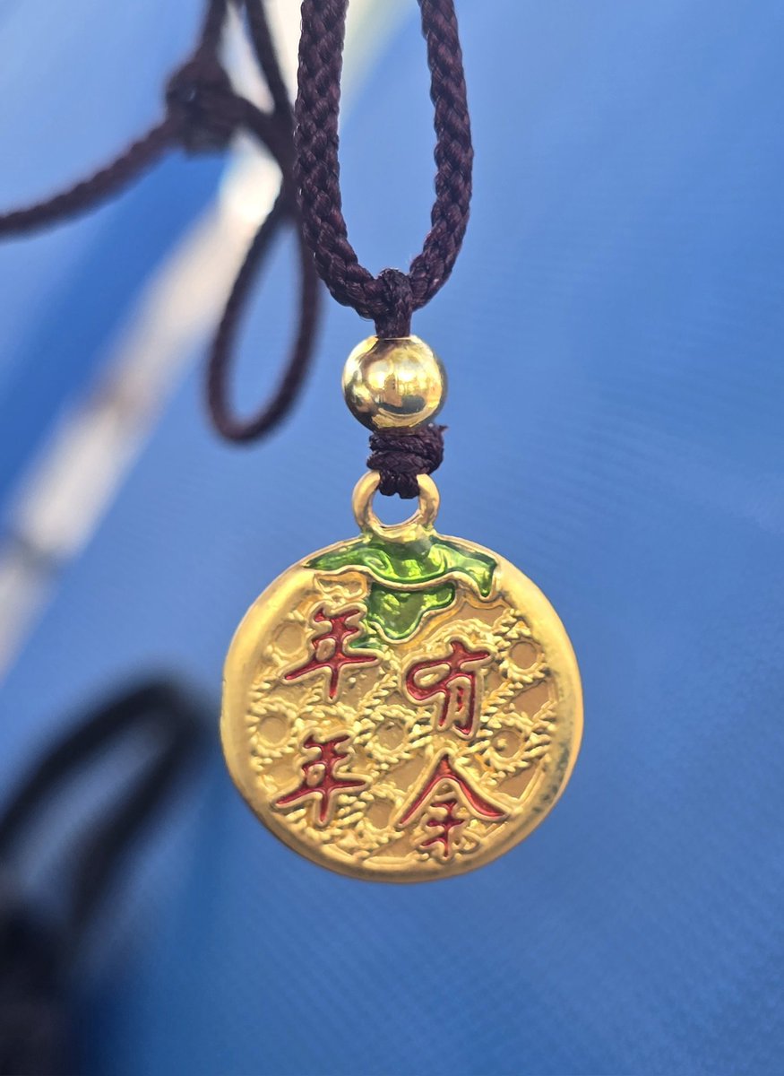 EmyDrawing's tweet photo. Alguien que sepa Japones o chino??no se q idioma es pero necesito que me digan que dice ahí, el Google no me lo quiere traducir jeje
Me regalaron el collar pero ni saben q dice https://t.co/VFcOW9cbl0