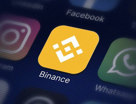 wallstreet_es's tweet photo. Lo interesante de Event Rush no es el producto. Es la arquitectura. Binance lo enmarca como dApp de terceros sobre BNB Chain, accesible desde la billetera con KYC. Tres capas de fricción regulatoria pensadas de antemano. 👉 https://t.co/AlTEelCGFZ 

#Binance #MercadosDePrediccion https://t.co/1PNDaWEKpg