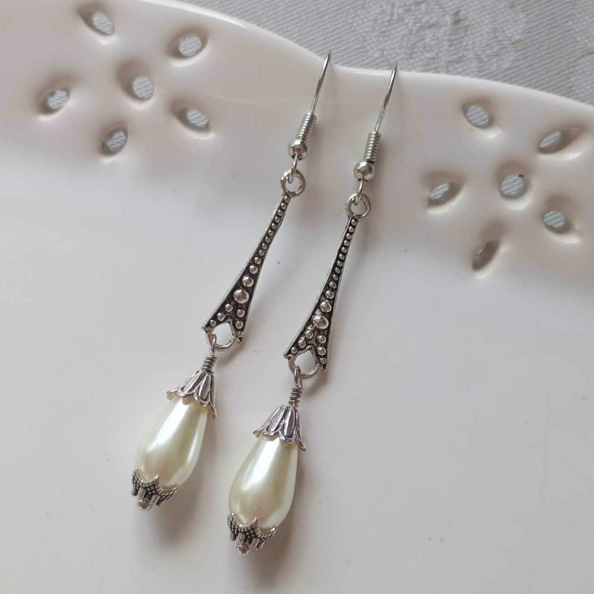 LovesVintage43's tweet photo. 🧡 Roaring 20s Art Deco Inspired White Ivory Glass Teardrop Pearl Antiqued Silver Tapered Bar Dangle Earrings with Fish Hooks for Pierced Ears 🖤  #Amazon #CraftBizParty #UKBiz #shopindie #shopsmall #UKMakers #supportsmallbusinesses #handmadehour https://t.co/ar9aD69uNK https://t.co/5gjPxYdN8b