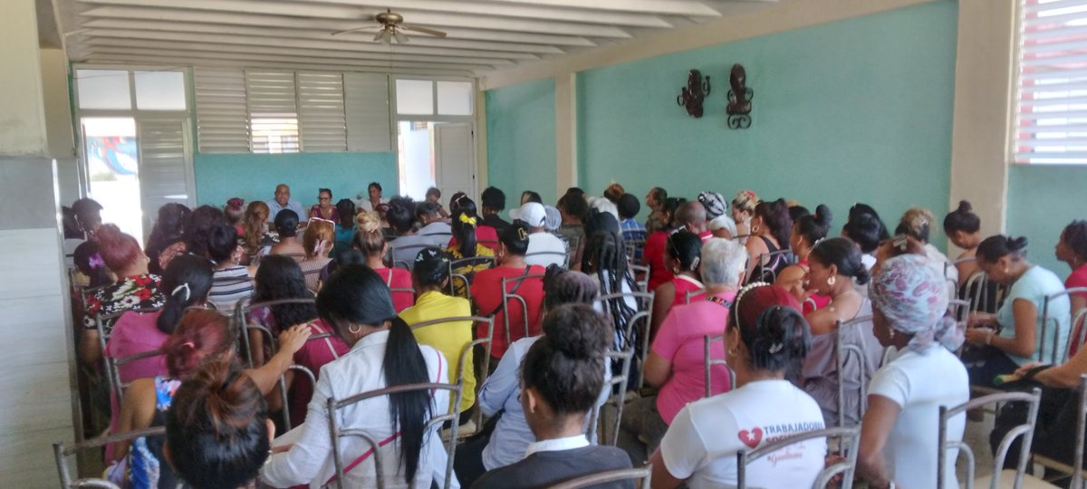 EscuelaProfesi4's tweet photo. Nuestra Escuela Profesional de #Danza "Alfredo Velázquez Carcassés" realizó la Reunión de Padres Final, para informar sobre el cierre del curso escolar y las modificaciones del Sistema de Evaluación. #ElArteDeEnseñarElArte https://t.co/l1CBDdjyCT