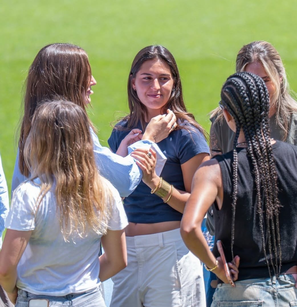 Julia23cule11's tweet photo. Uf💔💔💔

Marxa molt mes que una jugadora, marxa LA referent d’una generació, marxa la lider d’un equip que ens ha fet somiar, i creure que jugar a futbol i guanyar titols es una realitat! https://t.co/Yiqk5jli43