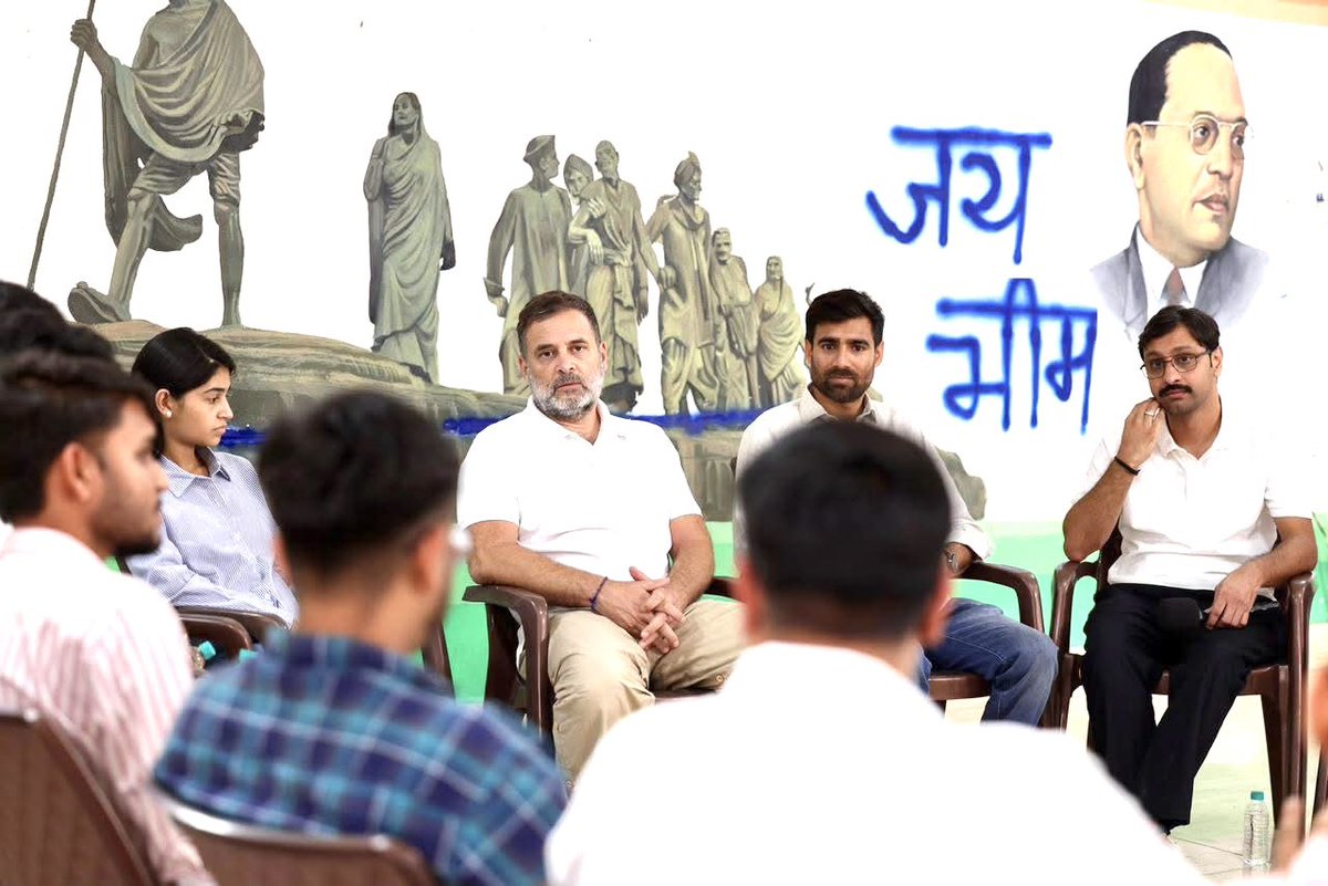 VinodJakharIN's tweet photo. “छात्रों का भविष्य खिलवाड़ नहीं, देश की सबसे बड़ी ज़िम्मेदारी है।”

नेता प्रतिपक्ष श्री @RahulGandhi जी ने आज NEET अभ्यर्थियों से संवाद किया ।

NEET अभ्यर्थियों की आँखों में सिर्फ़ नाराज़गी नहीं, टूटा हुआ भरोसा भी दिख रहा है।

जब मेहनत करने वाले छात्र सड़कों पर न्याय मांगने को मजबूर हों, तो समझ लीजिए कि व्यवस्था कहीं न कहीं पूरी तरह विफल हो चुकी है।

पेपर लीक सिर्फ़ एक घोटाला नहीं, बल्कि लाखों सपनों पर हमला है।
देश का युवा अब चुप रहने वाला नहीं है — वो जवाब भी मांगेगा और बदलाव भी लाएगा।