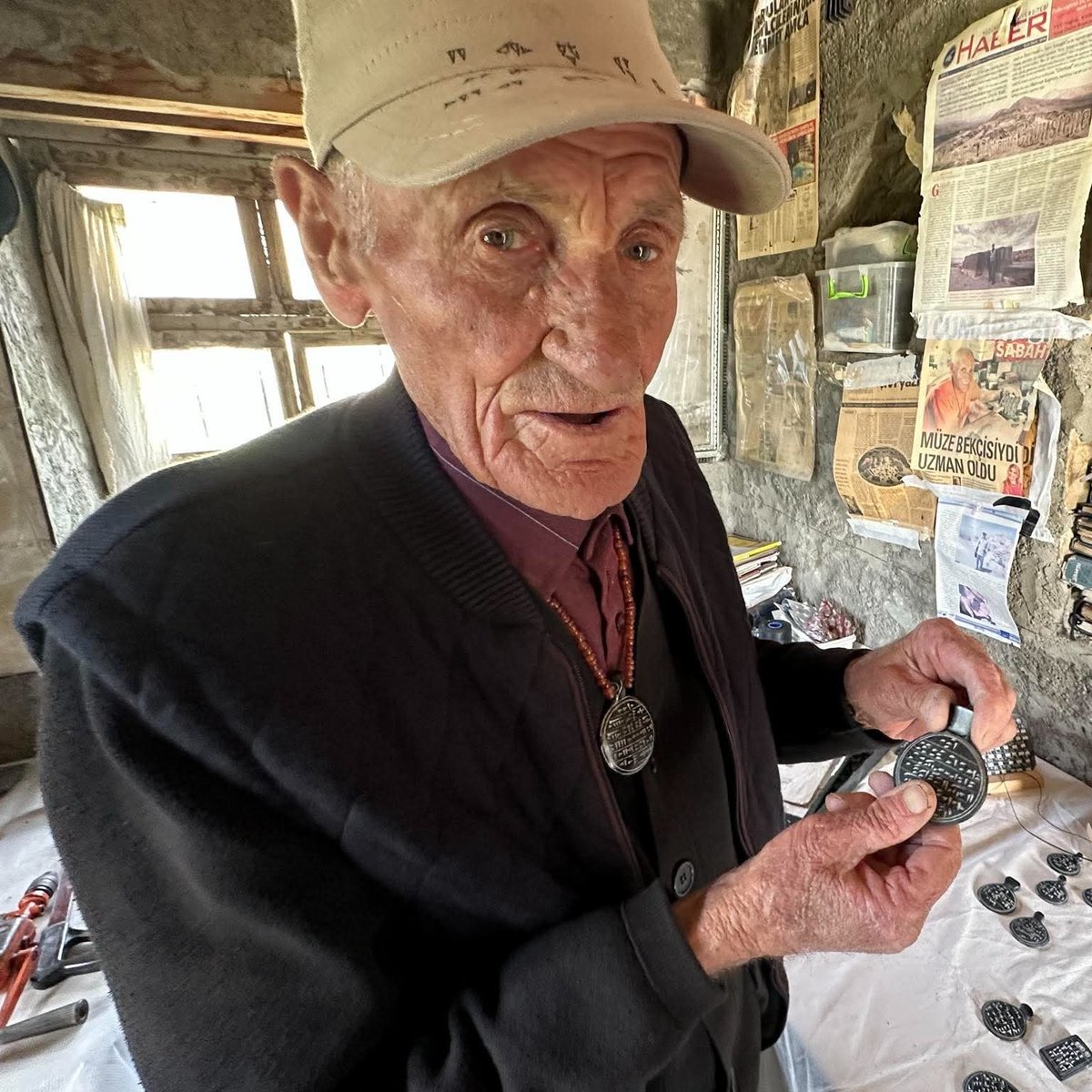 RudawTurkce's tweet photo. Dünyada Urartuca bilen 12 kişiden biri: Mehmet Kuşman

84 yaşındaki Kuşman, dili öğrenmek için 22 yıl uğraştı, 650 kelime öğrendi:

"Çok zahmet çektik. Ben çok emek vererek öğrendim. Çünkü bu yazı öyle bir yazı, bu lisan öyle bir lisan ki devamlı kalbinde olacak. Kendi kendine konuşursun, sanki deliymişsin gibi. Taşları görür, taşlarla konuşursun. Ağaçları görür, ağaçlarla konuşursun. Otları görür, otlarla konuşursun."

Haber & video👇

https://t.co/YCu1gwZrg5