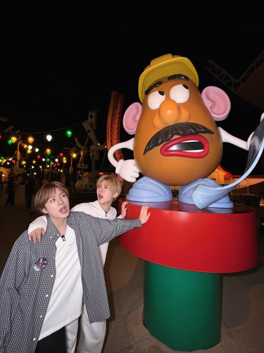 Yusih's tweet photo. running around hongkong
disneyland, laughing at
literally everything, taking
random pics, and somehow
getting emotionally attached
to mr potato head for no
reason at all (˶ᵔ ᵕ ᵔ˶) https://t.co/CMiKnYUn1U