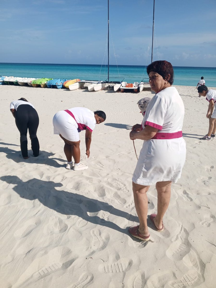 CManagerSFCP's tweet photo. Limpieza de la playa desde el Departamento de Ama de llaves , porque cuidamos nuestro entorno...  
#MedioAmbiente 
#PlayaLimpia 
#Varadero 
#turismoconbienestar
@MinturVaradero 
@matanzas_citma 
@citma_matanzas https://t.co/FDZez89Xlu