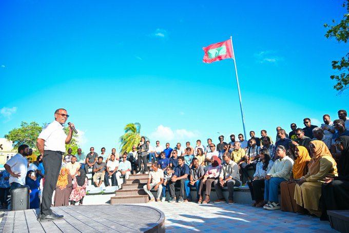 MohamedNasheed's tweet photo. Huras kuree Alihuras kandu, 
Hurasthakey hih heeviyas, 
Maves huree hama dhathurugai,
Viyas hanaa nubeyleekamun,
Mives mivee ranhaarakah. https://t.co/85HfY2wQIN