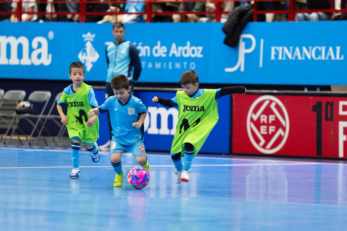 AcademiaInterFS's tweet photo. 💙 Los peques de la @AcademiaInterFS también han sido protagonistas en el Jorge Garbajosa de @TorrejonDxte esta temporada.

🥰 Los chicos deleitaron al espectador en cada descanso de cada partido en el feudo torrejonero.

#LaAcademiaDelMásLaureado💚💙 https://t.co/04U3VW5ivW