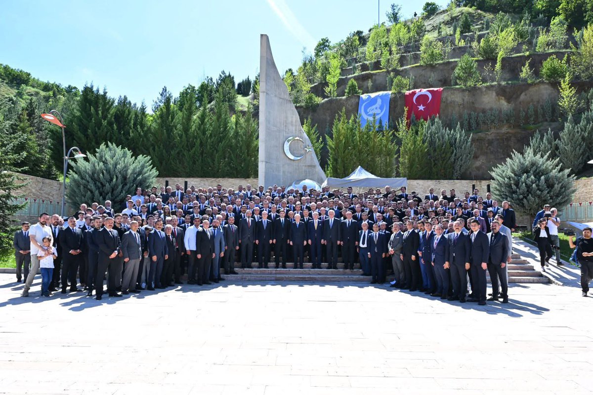 ademyurdagul's tweet photo. Genel Başkanımız Sayın Devlet BAHÇELİ, Kızılcahamam’daki Ülkücü Şehitler Anıtı’nı Ziyaret Etti. https://t.co/41Wub9IXyM