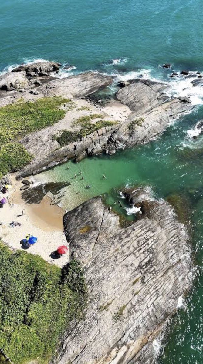 mauminas's tweet photo. @new13 @hikingtheglobe0 Tbm duvido!!! Inclusive logo adiante dessa ponta de areia fica a ilha de Pituã e um pouco a frente fica a ilha Itatiaia. Vale um google imagem nessas ilhas de Vila Velha pra conhecer essas beldades! https://t.co/gbbLvc9IR4