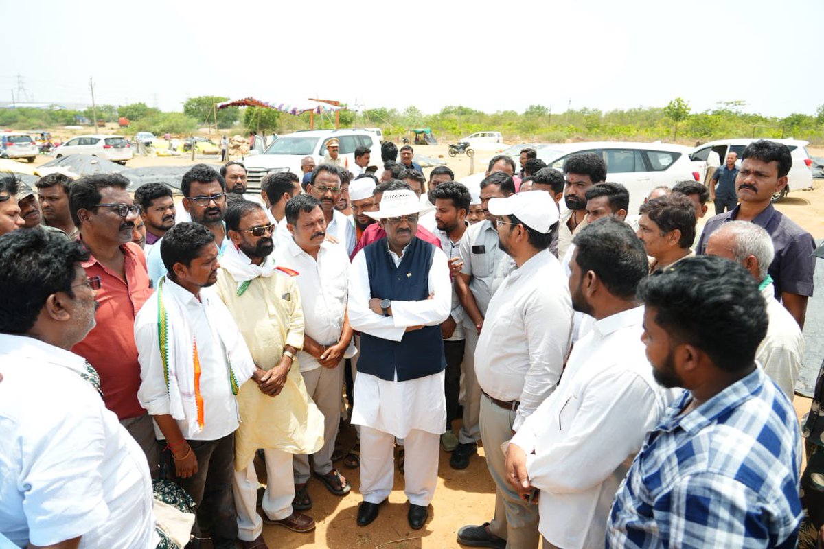 VivekVenkatswam's tweet photo. మంచిర్యాల జిల్లా జైపూర్ మండలం టేకుమట్ల ఐకెపి కొనుగోలు కేంద్రాన్ని సందర్శించి ధాన్యం కొనుగోలు ప్రక్రియను పరిశీలించాను.

రైతులకు ఎలాంటి ఇబ్బందులు లేకుండా చివరి గింజ వరకు ధాన్యం కొనుగోలు చేస్తామని స్పష్టం చేశాను. ఈసారి పంట దిగుబడి ఎక్కువగా వచ్చింది. 

గత పంట సీజన్‌లో లక్ష పది వేల టన్నుల కొనుగోళ్లు జరిగితే, ఈసారి జూన్ 6 వరకు కొనుగోలు ప్రక్రియ కొనసాగించి లక్ష 70 వేల టన్నులు కొనుగోలు చేయాలని లక్ష్యంగా పెట్టుకున్నాం.

పెద్దపల్లిలో మూడు గోడౌన్లు కేటాయించడం జరిగింది. హమాలీల కొరత, లారీలు అందుబాటులో లేకపోవడం వల్ల కొంత ఆలస్యం జరిగింది. అందుకే సింగరేణి సంస్థను లారీలు ఇవ్వాలని కోరాం.

కొనుగోళ్ల  ప్రక్రియ సజావుగా జరుగుతుంటే బీఆర్ఎస్ నాయకులు కావాలనే ధర్నాలు చేస్తున్నారు. రైతులకు భరోసా కల్పించాల్సింది పోయి పార్టీలకు అతీతంగా వారిని ఆందోళనల వైపు రెచ్చగొట్టే ప్రయత్నం చేస్తున్నారు.

ప్రజలు తిరస్కరించిన తర్వాత వచ్చిన ఫ్రస్ట్రేషన్‌లో బాల్క సుమన్ ఏదో ఒకటి చేయాలని ప్రయత్నిస్తున్నాడు. గత బీఆర్ఎస్ హయాంలో వందల లారీలు నిలిచిపోయేవి. ఇప్పుడు అలాంటి పరిస్థితి ఎక్కడా లేదు.

చట్టాన్ని చేతుల్లోకి తీసుకుని షో చేయాలని బాల్క సుమన్ చూస్తున్నాడు. రైతులు ధర్నాల్లో పాల్గొనడం లేదని, రావడం లేదని ఆయనే స్వయంగా ఒప్పుకున్నాడు. అయినా కావాలనే కార్యకర్తలను రెచ్చగొట్టి ఇక్కడ ఆందోళనలు చేయించాలని ప్రయత్నిస్తున్నారు.

ప్రభుత్వ ఆస్తులు ధ్వంసం చేస్తే సహించేది లేదు. చట్టపరమైన చర్యలు తప్పవు.

గత ఎన్నికల్లో 100 కోట్లు ఖర్చు చేశానని బాల్క సుమన్ స్వయంగా అన్నాడు. అంత డబ్బు ఎక్కడి నుంచి వచ్చిందో ప్రజలందరూ చూశారు. తెలంగాణ ప్రజలకు ఆయన క్షమాపణ చెప్పాలి.

సింగరేణిని నాశనం చేసింది బీఆర్ఎస్ ప్రభుత్వం. సింగరేణిలో లక్ష ఉద్యోగాలు ఇస్తామని చెప్పి మాట తప్పింది వాళ్లే. మరి అలా అయితే సింగరేణి భవన్‌ను కాల్చివేయాలా? ప్రజలను తప్పుదోవ పట్టించే రాజకీయాలు మానుకోవాలి.