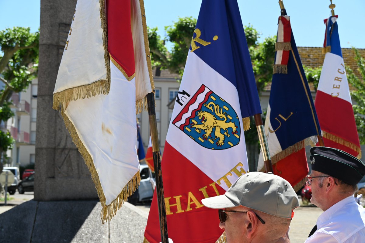 Prefet70's tweet photo. 🤝[2] Élus, porte-drapeaux, associations patriotiques et citoyens se sont  réunis afin de transmettre le devoir de mémoire et les valeurs de  courage, d’engagement et de solidarité. https://t.co/4b3f1H6hcw