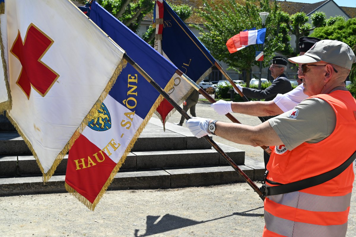 Prefet70's tweet photo. 🤝[2] Élus, porte-drapeaux, associations patriotiques et citoyens se sont  réunis afin de transmettre le devoir de mémoire et les valeurs de  courage, d’engagement et de solidarité. https://t.co/4b3f1H6hcw