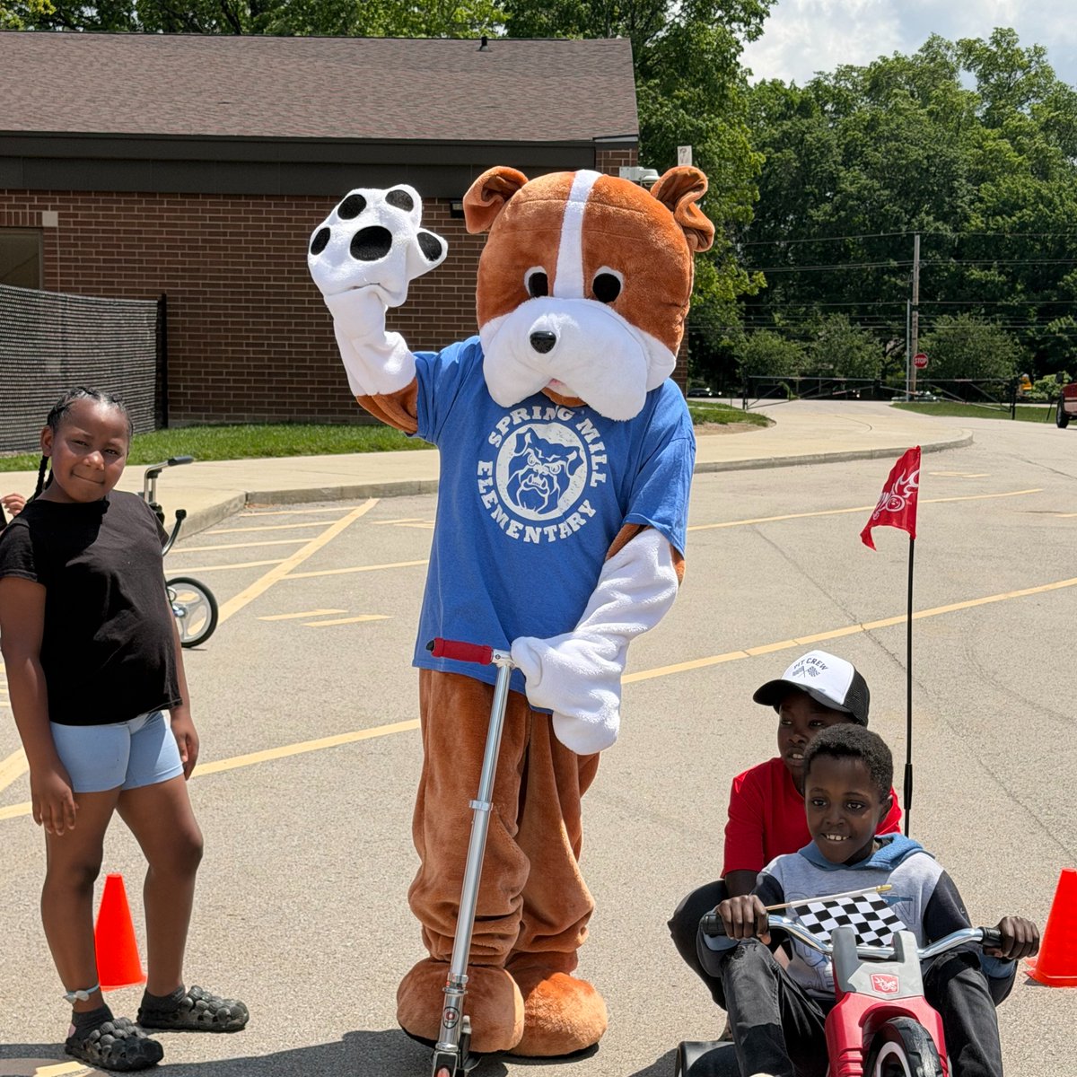 springmillelem's tweet photo. Kindergarten Bulldogs ended the year with two special traditions! 🏁Students enjoyed our first Kindy 500 with our 3rd Grade pit crews! Families joined us for our Kindergarten Program to hear songs, celebrate accomplishments, and recognize an amazing year! @springmillpto @msdwt https://t.co/15FmU5IoXQ