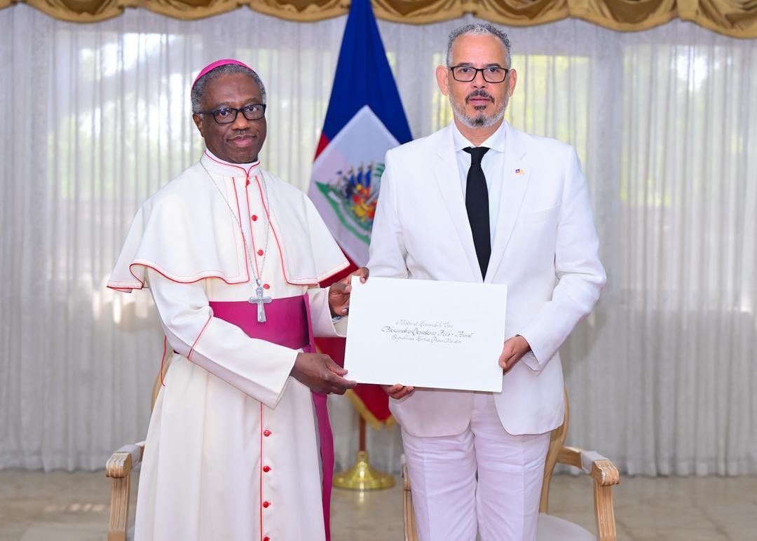 RadioTeleSIGNAL's tweet photo. Le Premier ministre Alix Didier Fils-Aimé a reçu, ce mercredi 27 mai 2026 à la Villa d’Accueil, les lettres de créance du nouveau Nonce apostolique accrédité en Haïti, Monseigneur Jude Thaddeus Okolo, représentant du Saint-Siège auprès de l’État haïtien.

Le Chef du Gouvernement a réaffirmé la volonté des autorités haïtiennes de poursuivre des relations diplomatiques fructueuses avec le Vatican. Le Nonce apostolique a salué la résilience du peuple haïtien et exprimé sa volonté d’accompagner Haïti dans cette période décisive.