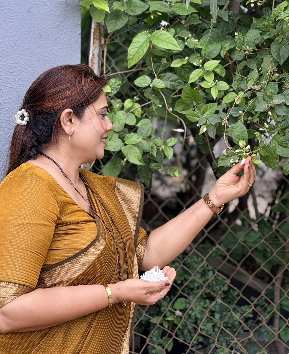PRavetkar's tweet photo. Wrapped in the fragrance of mogra 🤍 https://t.co/KCQ8vipSKi