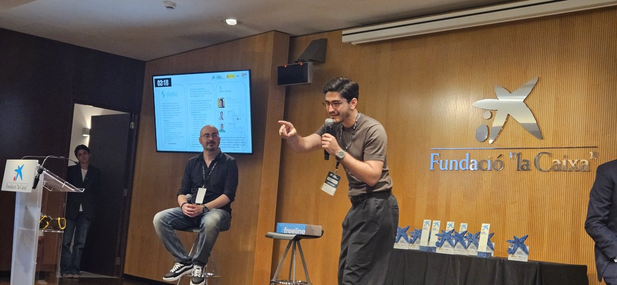 EmprendeXXI_'s tweet photo. @caixabank Suben al escenario @daremapp y #Voltic para el reto Turismo y Travel 🗺️
#PremiosEmprendeXXI #turismo https://t.co/zrvsVzz4Zi