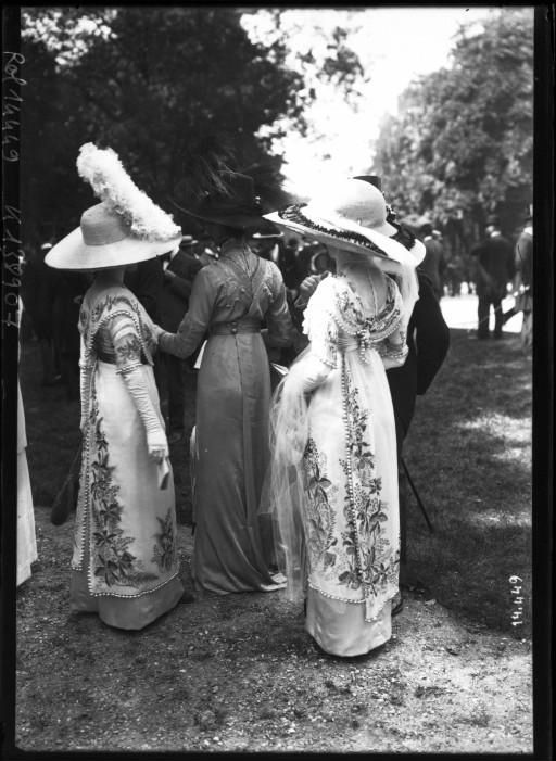 wikivictorian's tweet photo. Fashion at the Auteuil Races. Photographed in 1911. https://t.co/QsjRhKzSIg