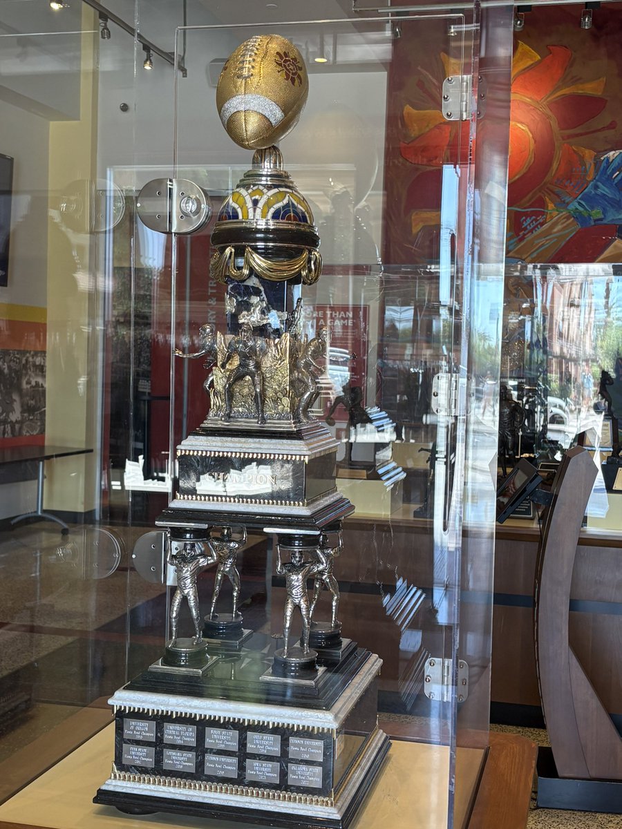 andyjshultz's tweet photo. Only 3️⃣1️⃣ Weds. until @vrbo @Fiesta_Bowl returns for @CFBPlayoff quarter-final @StateFarmStdm Dec. 30!  

The Ziegler @Fiesta_Bowl Museum is a perfect, cost-effective summer getaway to experience some of the greatest moments in college 🏈 history. @BowlSeason @RateBowl https://t.co/2jZsxTCkAw