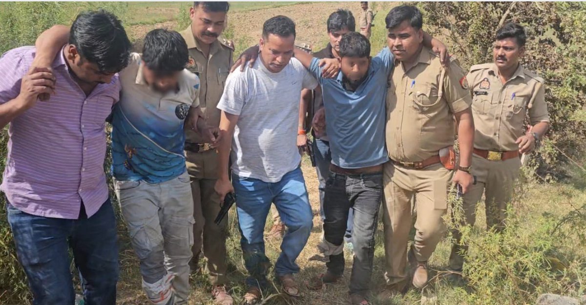noidapolice's tweet photo. थाना जेवर क्षेत्रांतर्गत 15 वर्षीय बालक की हत्या की घटना का सफल अनावरण।  
➡️थाना जेवर क्षेत्रांतर्गत ग्राम बनवारीवास में 15 वर्षीय बालक की हत्या करने वाले अभियुक्तों के बीच हुई पुलिस मुठभेड़ के दौरान 03 हत्यारोपी अभियुक्त गिरफ्तार किए गए ! 
➡️उल्लेखनीय है कि मृतक बालक का पोस्टमार्टम चिकित्सकगण के पैनल द्वारा किया गया है, सम्पूर्ण पोस्टमार्टम प्रक्रिया की वीडियोग्राफी करायी गयी है। 
➡️पोस्टमार्टम रिपोर्ट के अनुसार बालक के शरीर पर क्रूरता के कोई भी निशान नही पाए गए थे। 
➡️सोशल मीडिया पर कथित रूप से चल रहे, बालक के साथ की गई क्रूरता की पुष्टि पीएम रिपोर्ट से नही हुई है। वह भ्रामक है एवं पूर्णतः असत्य है।