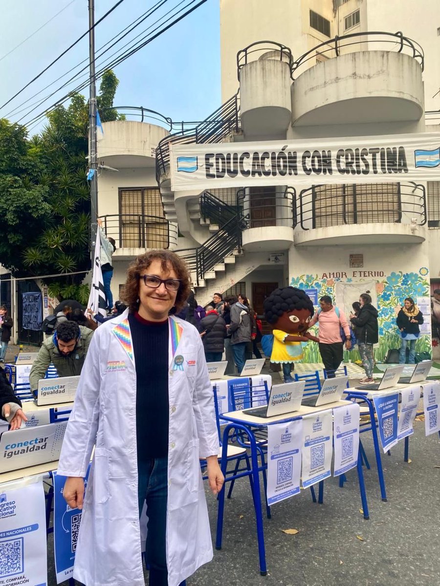 MaraBrawer's tweet photo. Ayer en San José 1111, docentes y estudiantes nos encontramos para decir gracias.

Gracias por una educación que abrió caminos y permitió imaginar un futuro distinto para millones.

Defendemos un país donde estudiar sea un derecho y no un privilegio.

Cristina libre 🇦🇷 https://t.co/bDVPpDh2zW