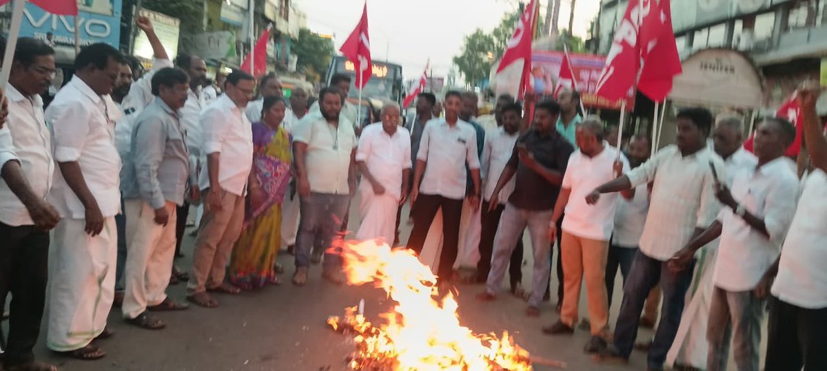 cpimspeak's tweet photo. Protests took place across Tamil Nadu condemning the ED raids on the residences on former Keralam Chief Minister Pinarayi Vijayan and his family, and the brutal repression of protesting #CPIM workers in Delhi. https://t.co/jUhmzMifB5