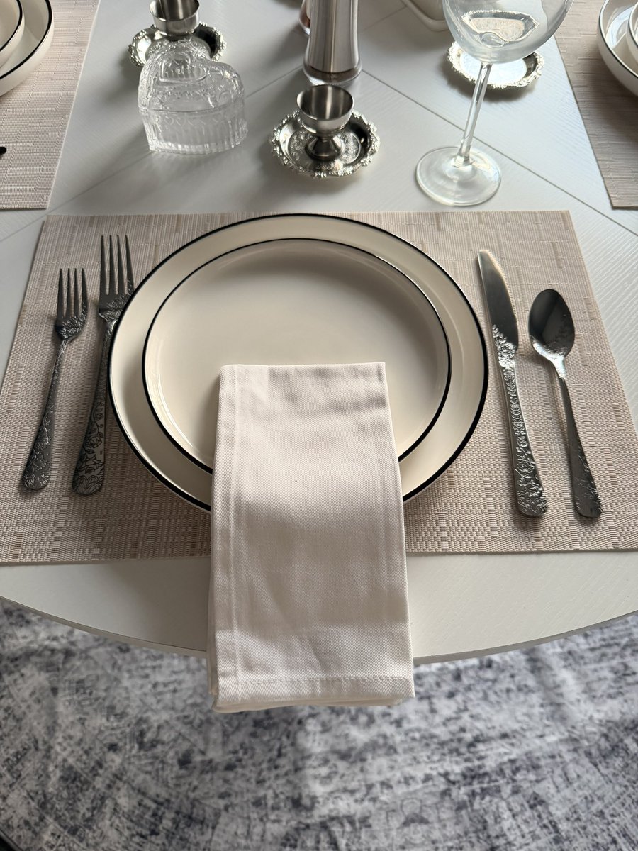 Tsmukes's tweet photo. Soft Luxe 🤍 #mydiningtable #عيد_الأضح https://t.co/o29hjJmxl9