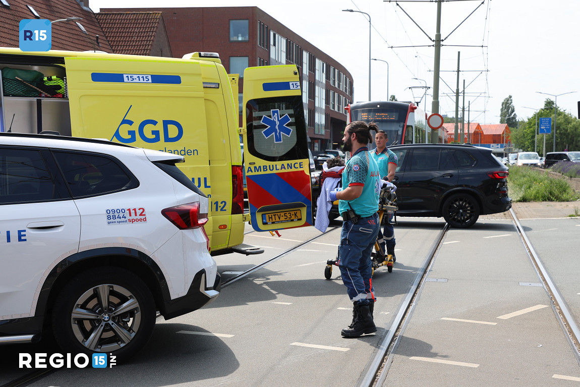 Fietser bewusteloos na aanrijding met auto