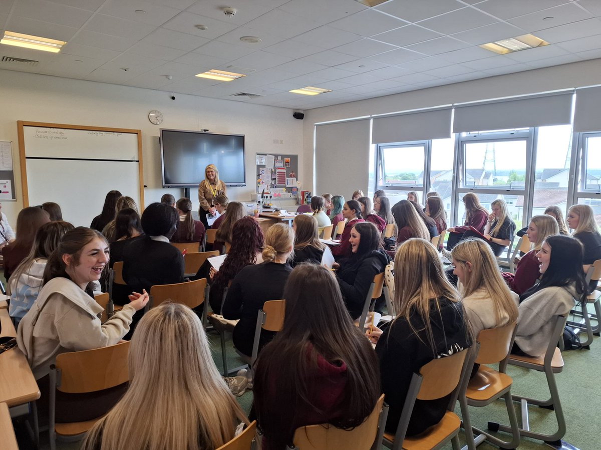 MissSherry14's tweet photo. Huge thanks to @weeglesgapoet for coming in to do a session with our S3 girls @AlloaAcademy . They have been working on ‘Get Set Girls’ as well as looking at the patriarchy in the media. 
Emma was so engaging and made the girls think about their own self worth and empowerment. https://t.co/3odFiqMHk9