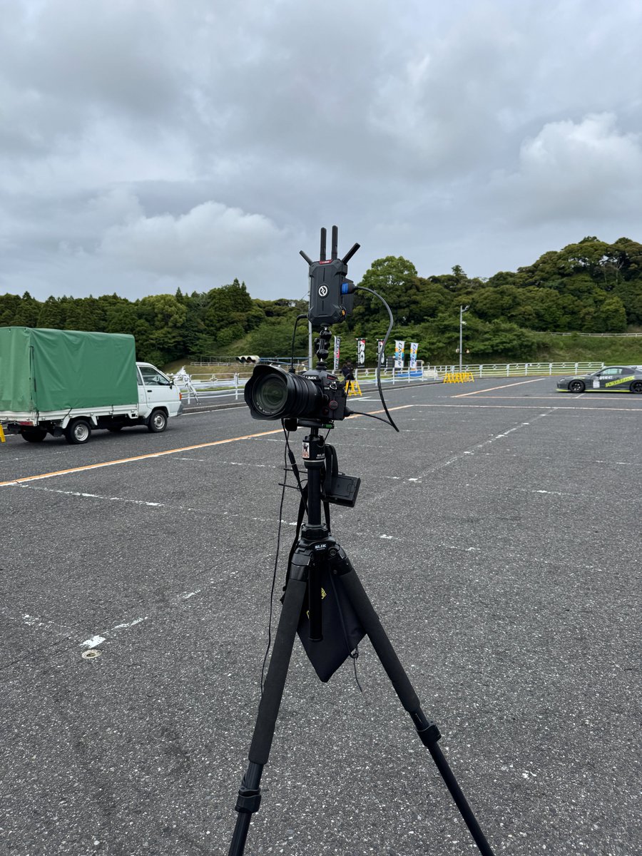 YasuYasukawa's tweet photo. 開催日の ＃PyroUltra の使用レポートをアップします。まずは今回のライブ配信について。ドリフトの世界的コンテンツである ＃D1GP の国内下部リーグとなる ＃D1NEXT のセントラルシリーズの第2戦です。���は開催地である茂原ツインサーキットの公式YouTubeでライブ配信を担当しています。ワイヤレス伝送機材は MARS400S PRO(2セット)と某D社(w)のSDRを使っています。今回は有線カメラ2台とpyro ultraをセットしたカメラ1台で配信を行いました。設営日に安定した動きに「パドック周辺での撮影と手持ち撮影に使おう」と決めて ＃LUMIX #GH6 とのコンビを組ませました。サーキットでは走行する車両のノイズでワイヤレス機材に障害が出やすく、実際にMRAS400S PROでノイズが出たことがあり、距離的(地形的に)には不可能なので、ダメだったら諦めようでやりましたw

@hollyland_japan
#hollyland #hollylandjapan #pyroultra