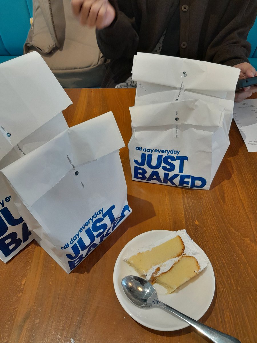 lowlifegorl's tweet photo. Enak guys ini burntcheese nya, kemarin dapet free pastry stick gitu gegara disuruh review di gmaps. Dapet free tester orange cake juga hihi. Tapi ini di Alana Kebon Jeruk. https://t.co/wN82ELpQ1B