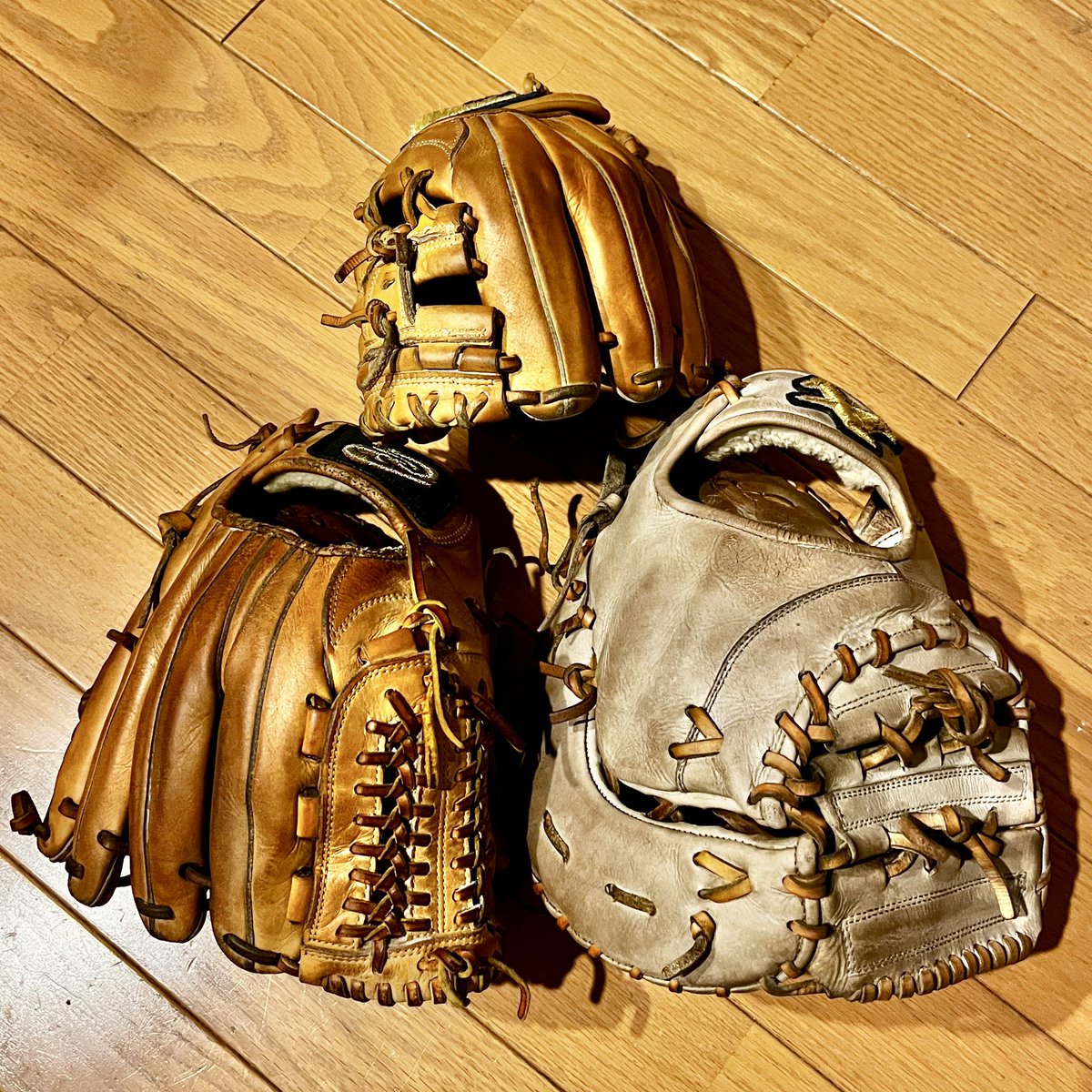ito_ige's tweet photo. ファーストミットの折れたプラ芯を交換して、ついでにグローブクリーニング。
日頃子供達のセルフメンテで追いつかない汚れを馬具用の洗剤でがっつり落とす。半分乾いたところにクリームをたっぷり塗り、朝まで扇風機の前で乾燥。朝にオイルで仕上げ。
中学生のはラストかな。 https://t.co/gladKux85V
