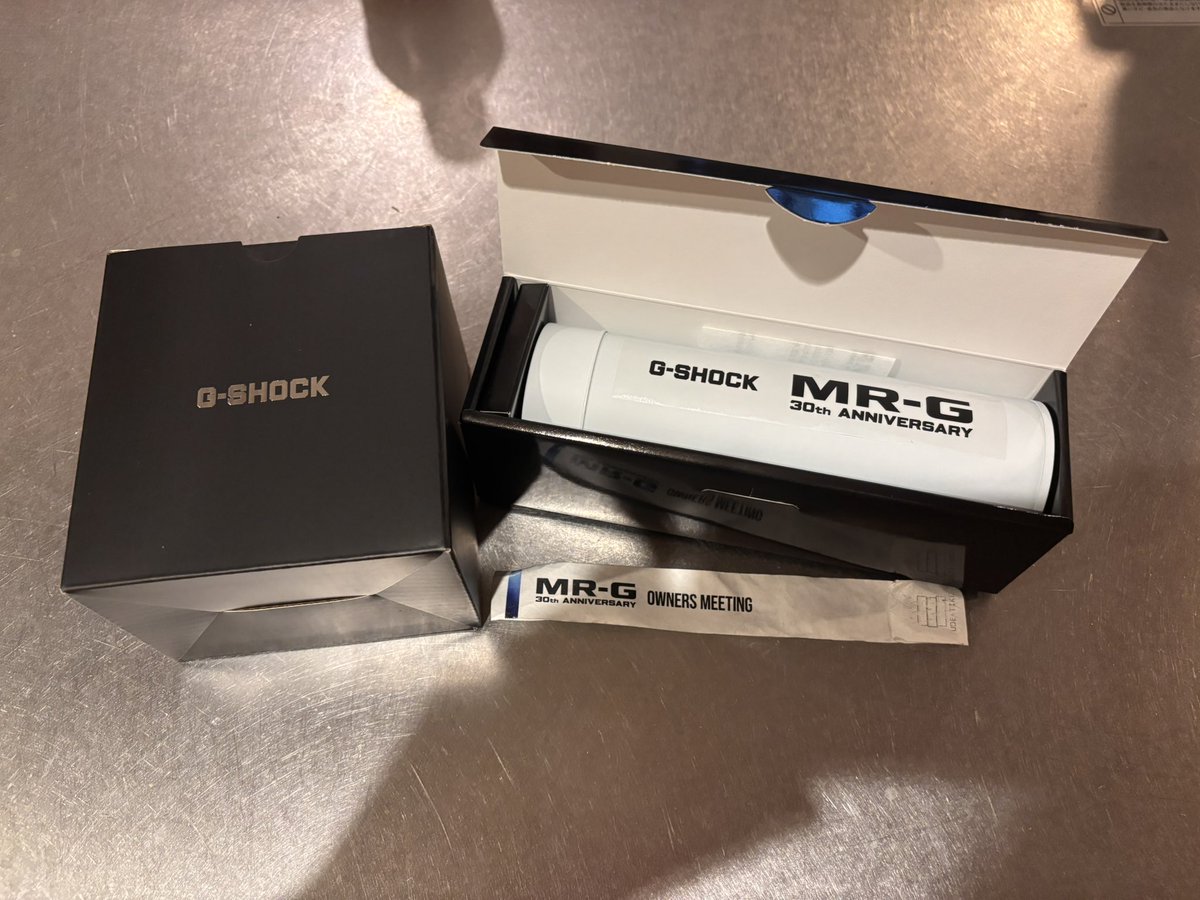 ohmi_jin's tweet photo. ボトルだと思いきやまさかのお茶！そしてウォッチケース！ https://t.co/ZtszsQ6Xh2