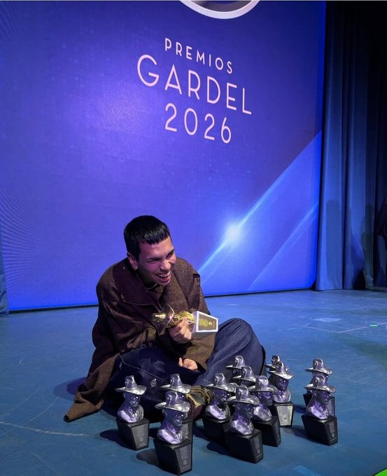 VisionSierras's tweet photo. Milo J hizo historia en los #PremiosGardel2026: ganó el Gardel de Oro y arrasó con 12 estatuillas. Una noche de emoción, homenajes, looks icónicos y mucha música argentina en el Teatro Coliseo. ✨🎶 #PremiosGardel #MiloJ https://t.co/L0OTkoFfLE
