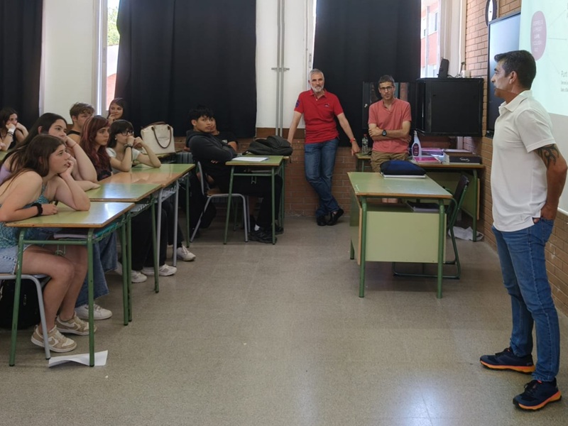 Fund_Mercedaria's tweet photo. Volvimos a @InstiPM con 4º de ESO. Yolanda y Jose hablaron sobre prevención desde su experiencia y Òscar presentó la Fundación. Una sesión muy participativa y con gran implicación del alumnado. Gracias al centro por la acogida y la confianza una vez más. https://t.co/9ct5IBWMmN