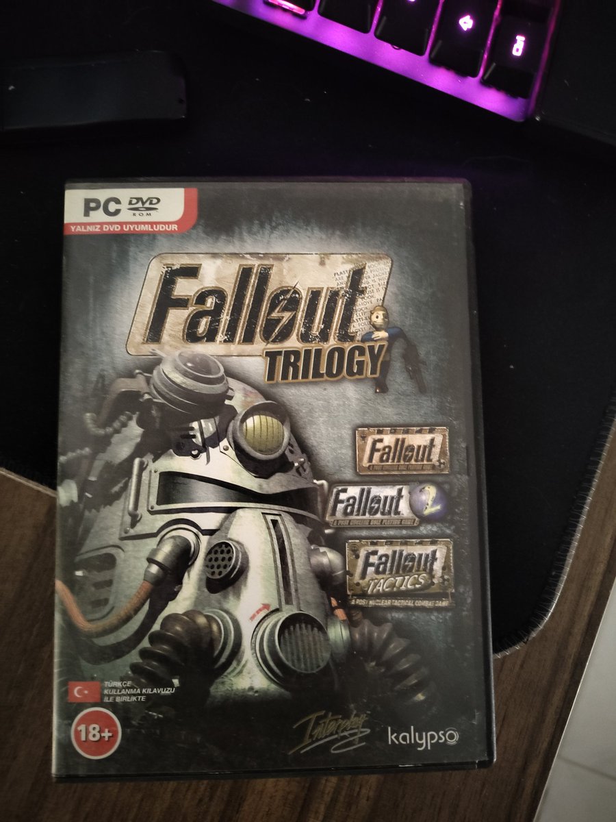 mrtasar's tweet photo. @dizziedee Fallout 1.... O zamanlar korsandan oynamıştım. https://t.co/2PJagrViO8