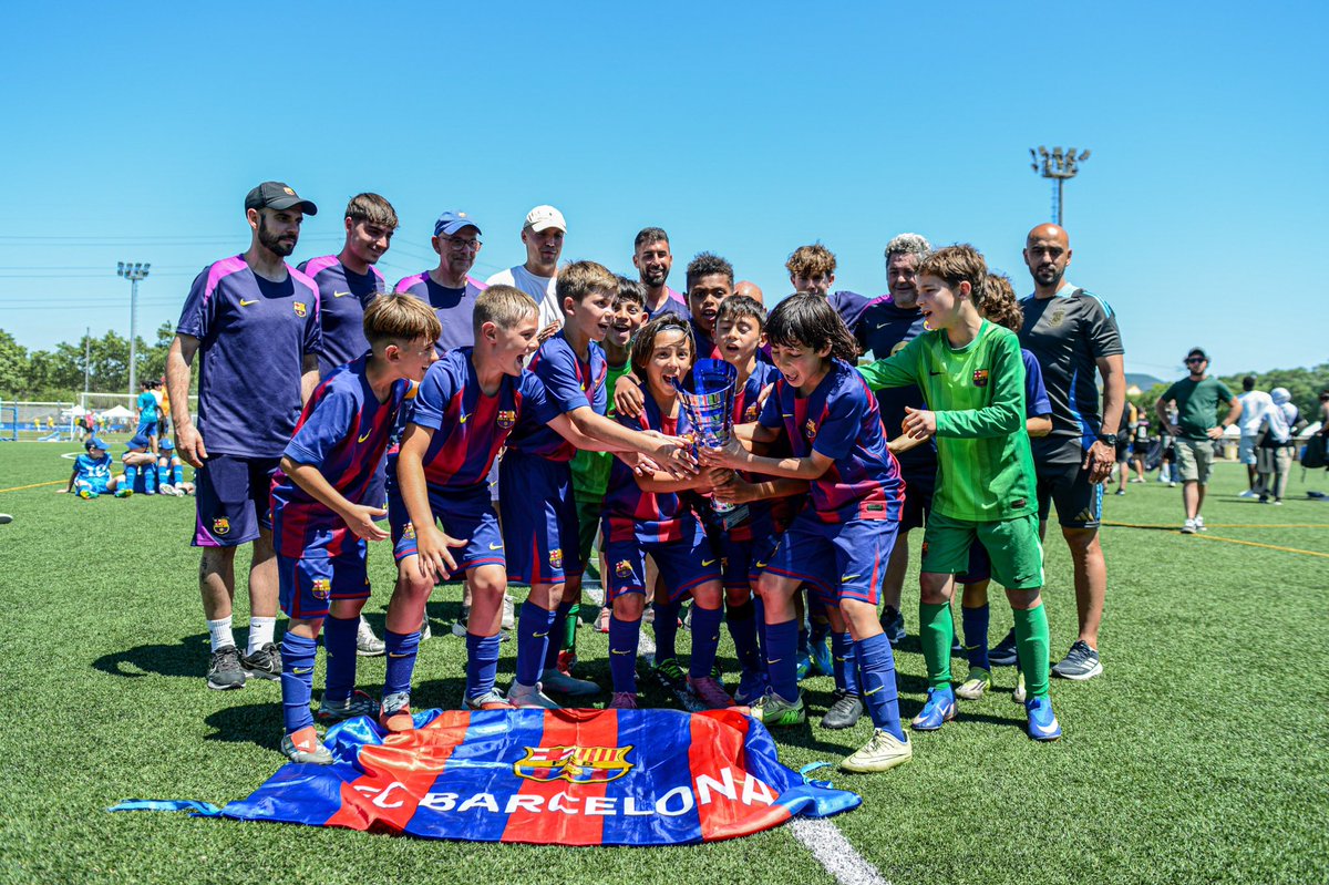 FCBmasia's tweet photo. 🏆 𝐓𝐎𝐑𝐍𝐄𝐈𝐆 𝐋𝐄𝐘𝐄𝐍𝐃𝐀𝐒 𝐃𝐄𝐋 𝐅𝐔𝐓𝐔𝐑𝐎

👉 Sub-10 A
📍 Sta. Perpètua de Mogoda

🗒️ Semifinal
Barça - Girona (2-0)

🗒️ Final
Barça - Talent Academy (3-0)

🤩 𝐂𝐀𝐌𝐏𝐈𝐎𝐍𝐒! Quin gran torneig vau fer!

#FCBMasia 💙❤️ https://t.co/MqAVNG8c5x
