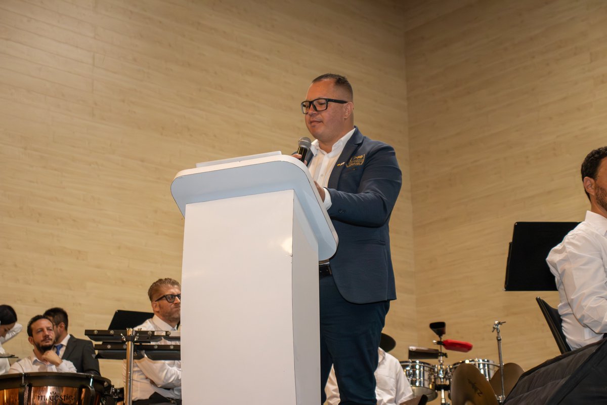 UniversidadUNAD's tweet photo. 👤 Yulian Sepúlveda Casadiego, director del Centro de Innovación y Productividad de Dosquebradas, dio la bienvenida a este gran encuentro con una profunda reflexión sobre el sentido de la tecnología:

​💬 "Expotech 2026 nace de una visión transformadora, entendiendo que nuestras responsabilidades sustantivas deben estar al servicio de la transformación humana y territorial. Hoy nos convoca el reto de construir una ingeniería más humana, más consciente y más responsable frente a los desafíos contemporáneos; una ingeniería que dialogue con la transformación social y con la necesidad de generar soluciones reales para nuestras comunidades. 🤝

​La IA, la analítica, la robótica y las tecnologías emergentes están rediseñando el presente y el futuro de la humanidad. Sin embargo, Expotech nos recuerda que la tecnología solo cobra valor cuando está al servicio de la dignidad humana, la inclusión y el cuidado de la vida. 

​Que este escenario nos permita seguir construyendo una ingeniería ética al servicio de la sociedad global. 🌐 ¡Bienvenidos a la innovación con propósito!" 🚀✨