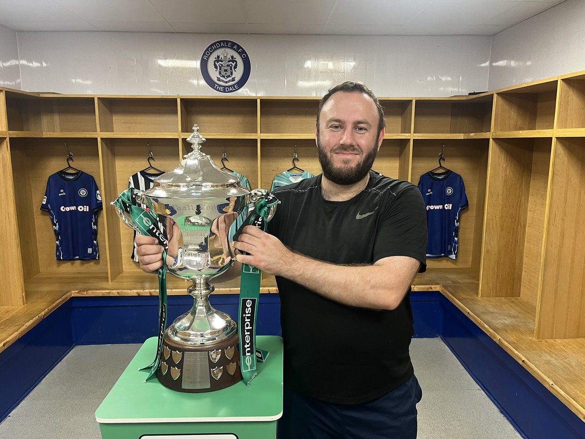 _iainmurray's tweet photo. - You’re allowed to touch it but not raise it up 
- It’s bigger than you think 
- Was over in a few seconds 

Oh and also here’s me with the trophy 👍🏻 https://t.co/eRnv9S9Tij