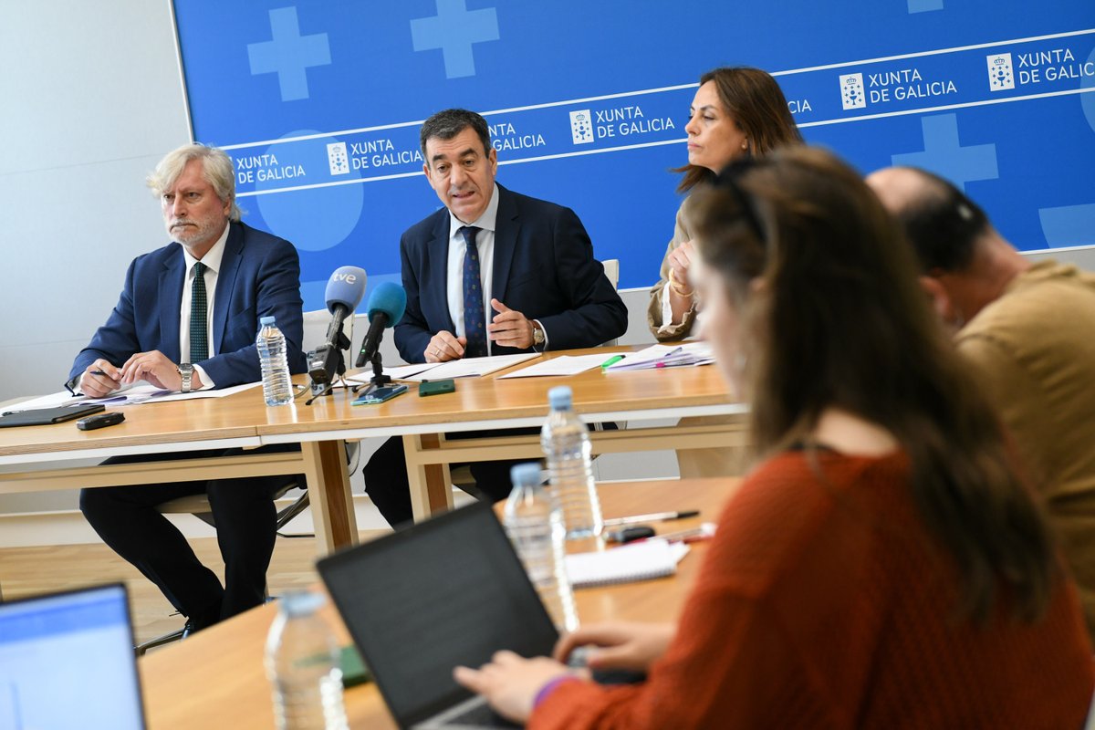 RomanLalin's tweet photo. Galicia quere seguir no programa de auxiliares de conversa, pero sen enfrontarnos a multas millonarias que teñamos que pagar todos os galegos

Por iso, ofrecemos ao Ministerio 4,8 M€ de fondos da @Xunta para que xestione as incorporacións

Explicámolo👇
https://t.co/fJV30FjPfj https://t.co/bM7bsPJW9i