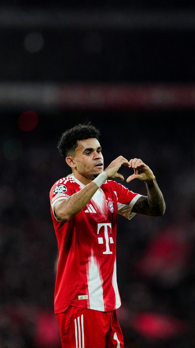vrn_xtra's tweet photo. @EbotTarh20968 @Emzyl_ You're a loserpool fan. Your fav club spent 500M last summer just to be humiliated by everyone this season + they won literally nothing. If I were you I wouldn't even dare to talk. 

This guy in the photo still says hi, btw. https://t.co/Z8LFeB4Dw9